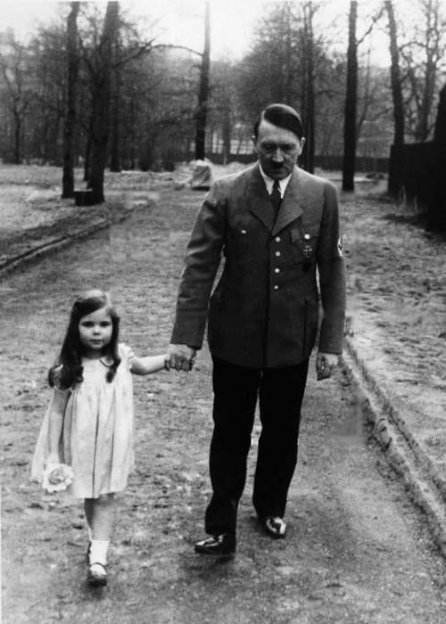 Адольф Гитлер и Хельга Геббельс. Берлин. 1936 г.