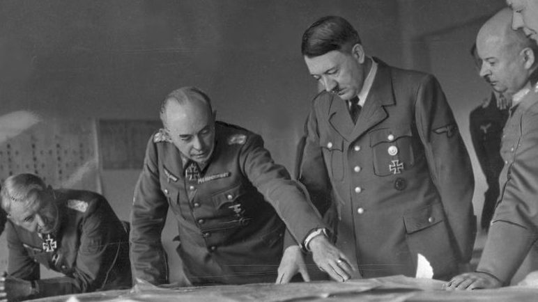 Адольф Гитлер проводит совещание с военными. 1943 г.