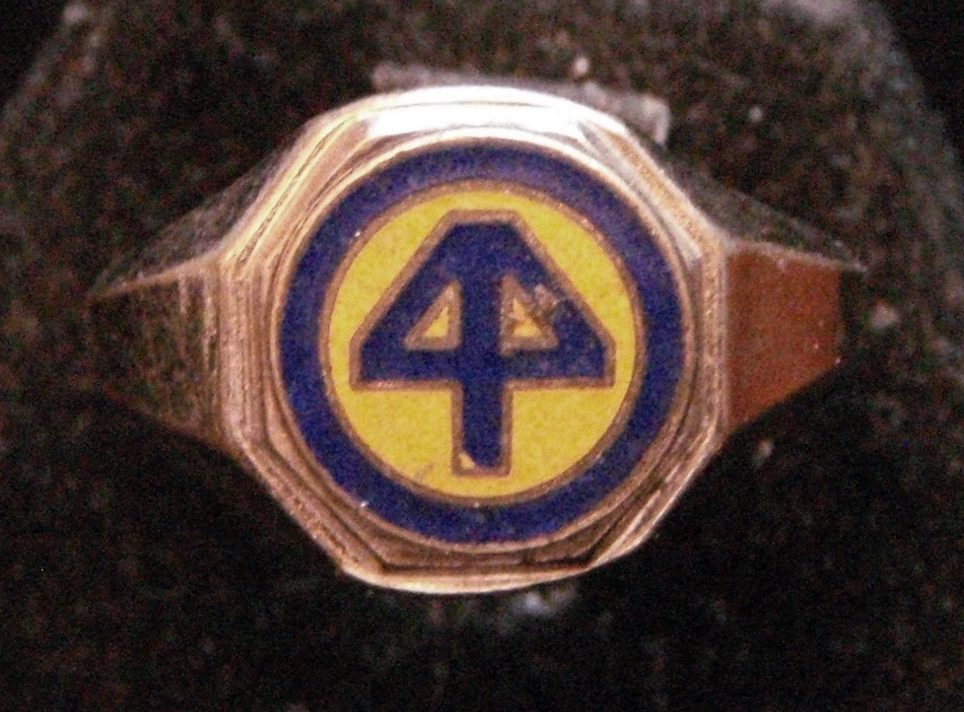 Латунное кольцо военнослужащего 44-й дивизии экспедиционных сил, изготовленные с применением цветной горячей эмали.