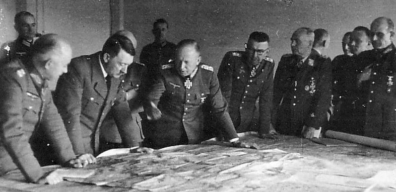 Адольф Гитлер проводит совещание с военными. 1943 г.