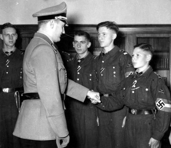 Артур Аксман с членами Гитлерюгенд. Берлин. 1945 г.