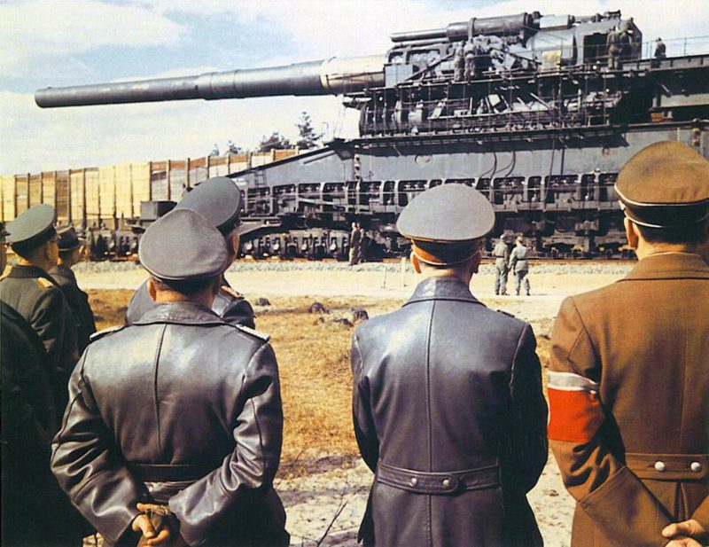 Адольф Гитлер на позиции сверхтяжелого орудия «Дора». 1943 г.
