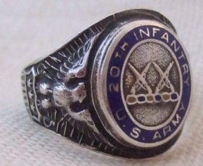 Кольцо пехотинца, выполненное из серебра с применением цветной горячей эмали.