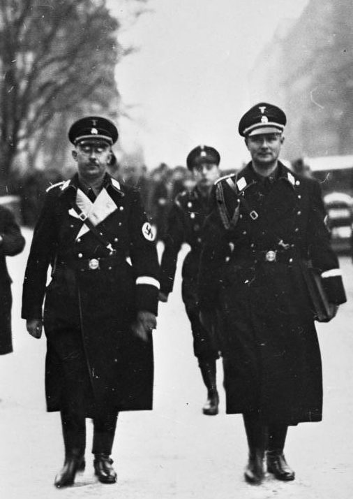 Карл Вольф и Генрих Гиммлер после заседания в Рейхсстаге. Берлина. 1933 г.