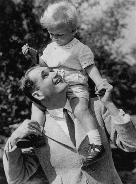 Рудольф Гесс со своим сыном Рюдигером Вольфом. 1941 г.