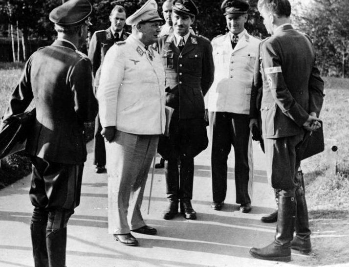 Герман Геринг среди офицеров люфтваффе. 1941 г.