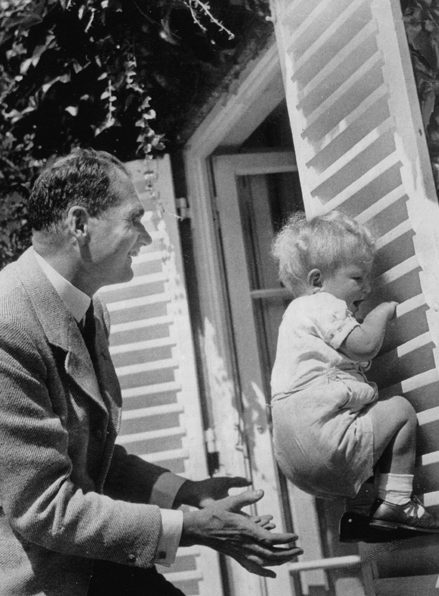 Рудольф Гесс со своим сыном Рюдигером Вольфом. 1941 г.