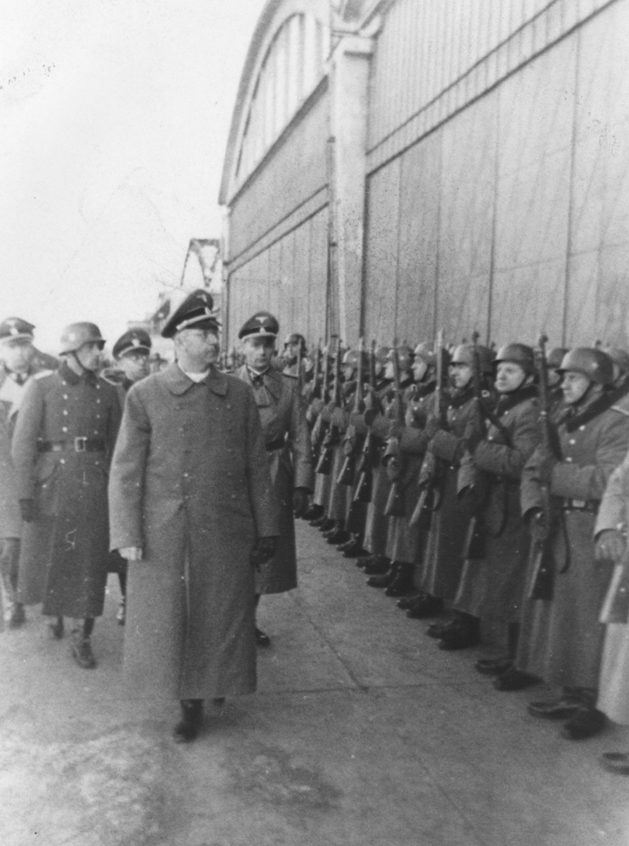 Генрих Гиммлер осматривает подразделение СС. Краков. 1942 г.