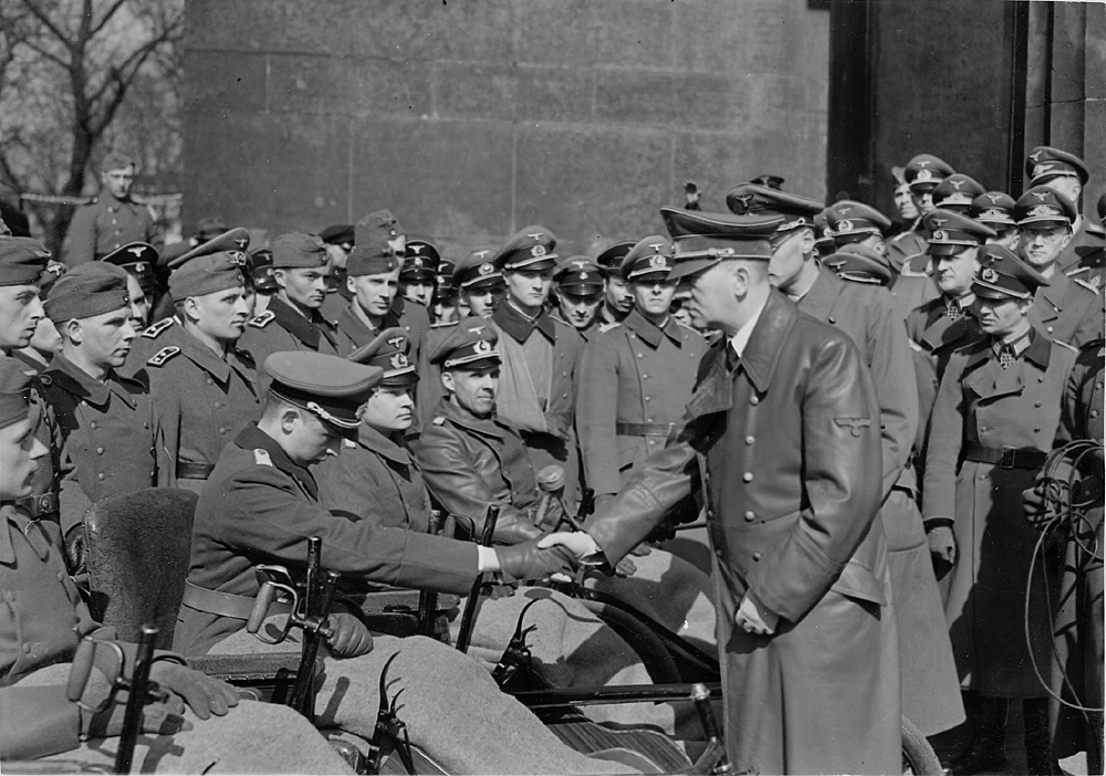 Адольф Гитлер приветствует ветеранов войны. 1943 г.