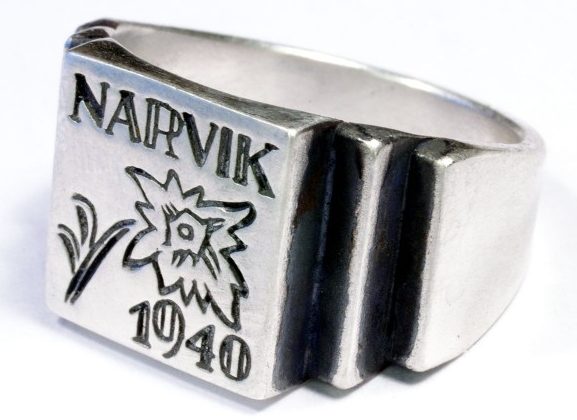 Наградные перстни горнострелковых частей «Эдельвейс» принимавших участие в «Битве при Нарвике» в 1940 году. Перстень выполнен из серебра 835-ой пробы с применением чернения. Использовался в качестве дивизионной награды. 