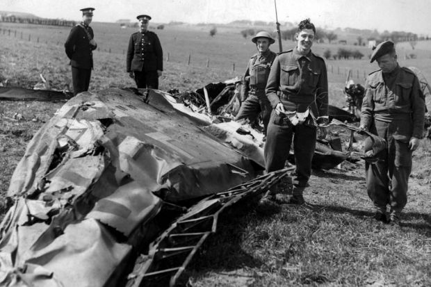 Обломки истребителя, на котором Рудольф Гесс перелетел в Англию. 1941 г.