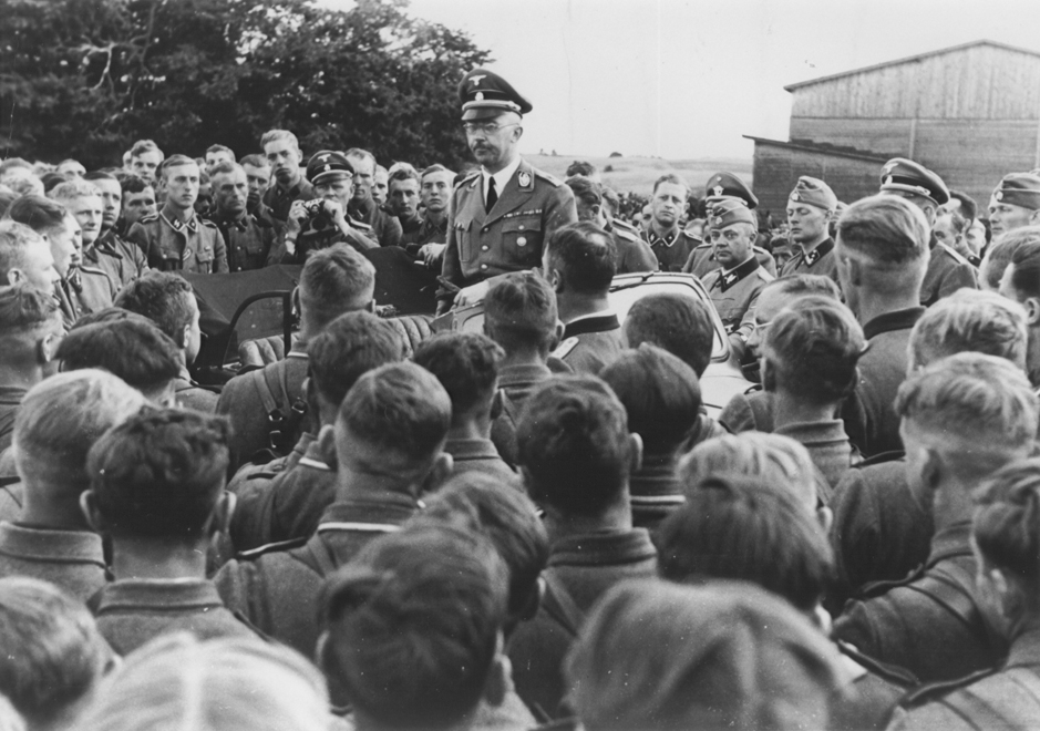 Генрих Гиммлер в кавалерийском полку войск СС на Восточном фронте. 1942 г.