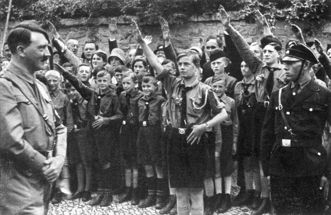 Адольф Гитлер и Гитлерюгенд. 1936 г.
