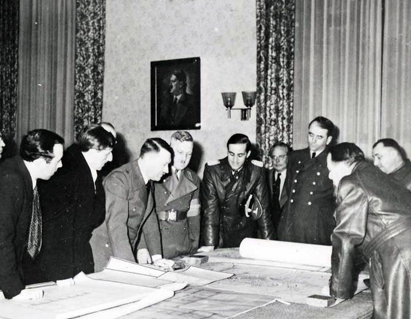 Адольф Гитлер проводит совещание с руководством Третьего рейха. 1943 г.
