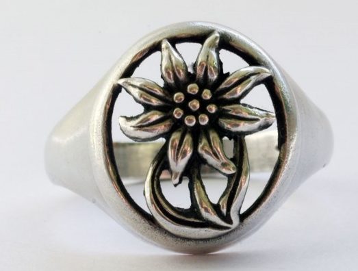 Кольцо «Эдельвейс» изготовлено из серебра 900-ой пробы, на прорезном щитке - рельефное изображение цветка эдельвейса. 