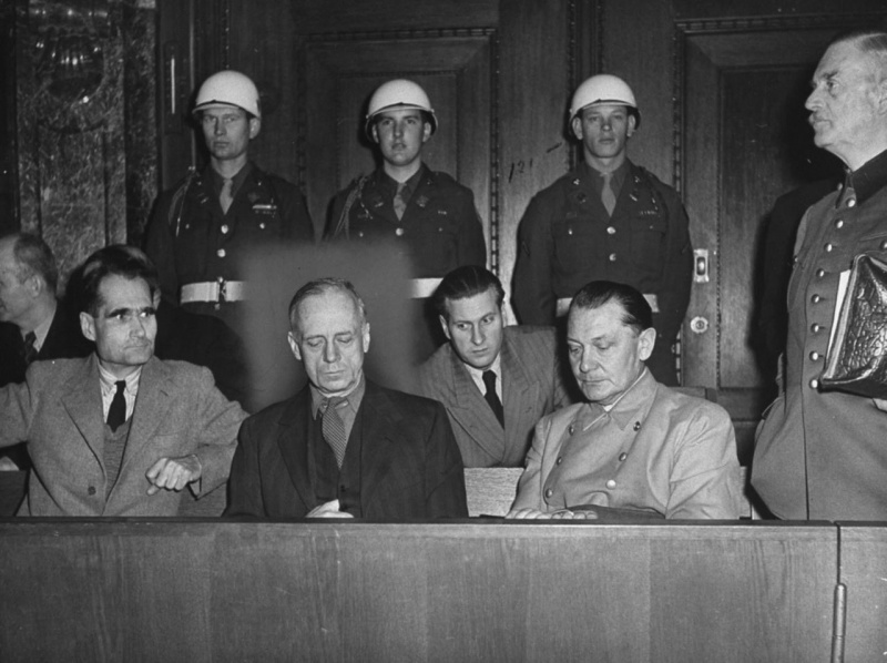 Рудольф Гесс, Иоахим фон Риббентроп, Герман Геринг, Вильгельм Кейтель на Нюрнбергском процессе. 1945 г.