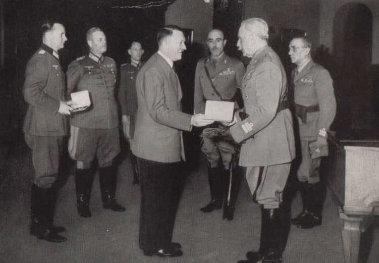 Адольф Гитлер награждает Итало Гариболди Рыцарским крестом Железного креста. 1943 г. 