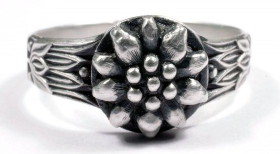 Перстень, за основу дизайна щитка которого, взят символ - горных егерей «Эдельвейс», выполнен из серебра 835-ой пробы.