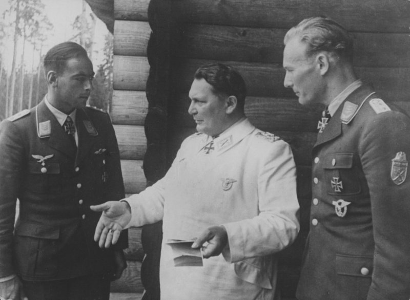 Герман Геринг с офицерами люфтваффе в своей резиденции в Восточной Пруссии. 1941 г.