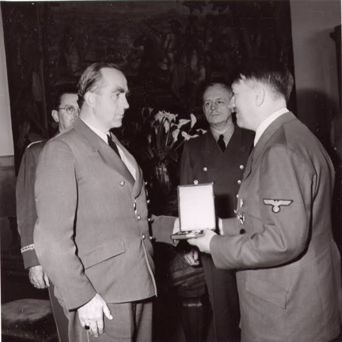 Адольф Гитлер награждает дипломата Рудольфа Рана Рыцарским крестом. 1943 г.