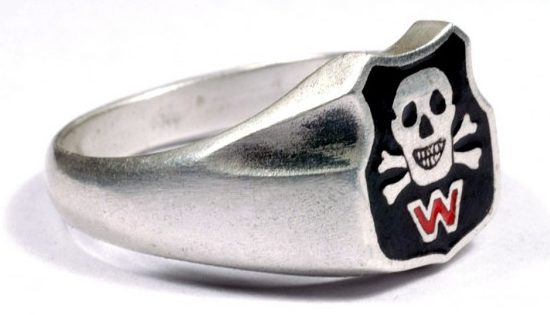 Kольца членов организации «Вервольф» изготовлены из серебра 800-й пробы с применением цветной горячей эмали на щитке. 