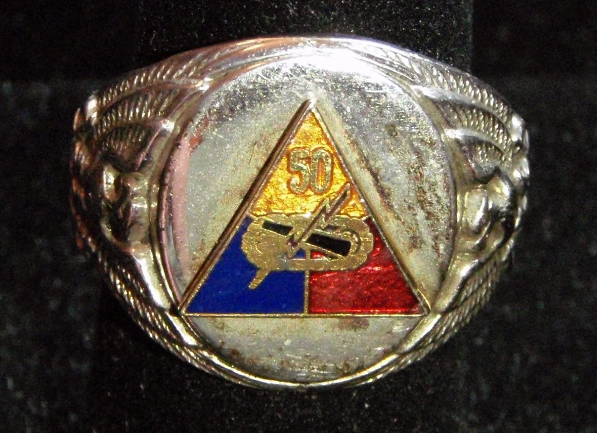 Кольцо военнослужащего 50-й дивизии Национальной гвардии, изготовленное с применением цветной горячей эмали.