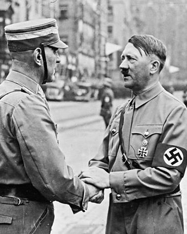 Адольф Гитлер и солдат вермахта. Мюнхен. 1937 г.