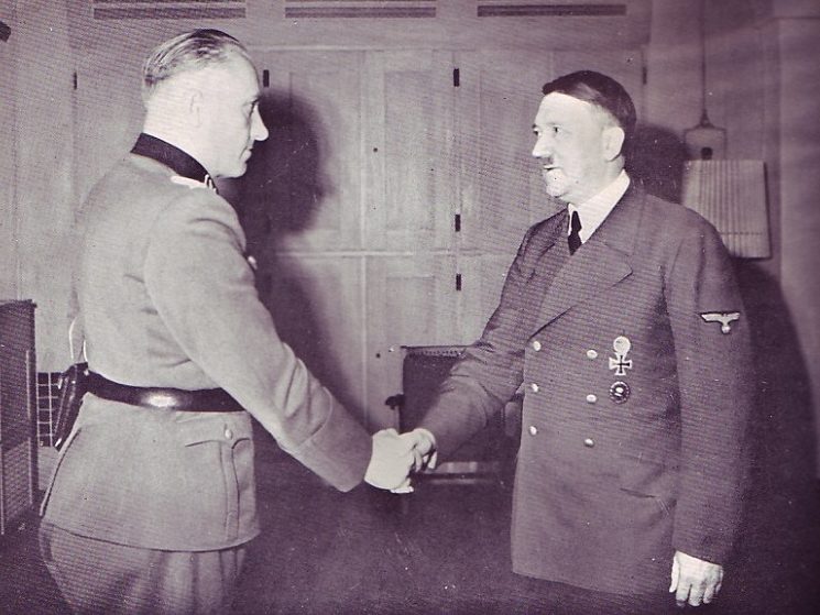 Адольф Гитлер награждает Германа Присса Рыцарским крестом. 1943 г.