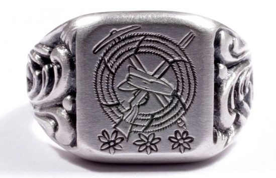 Перстень из серебра 835-ой пробы. Дизайн щитка выполнен гравировкой с изображением символики горных стрелков.