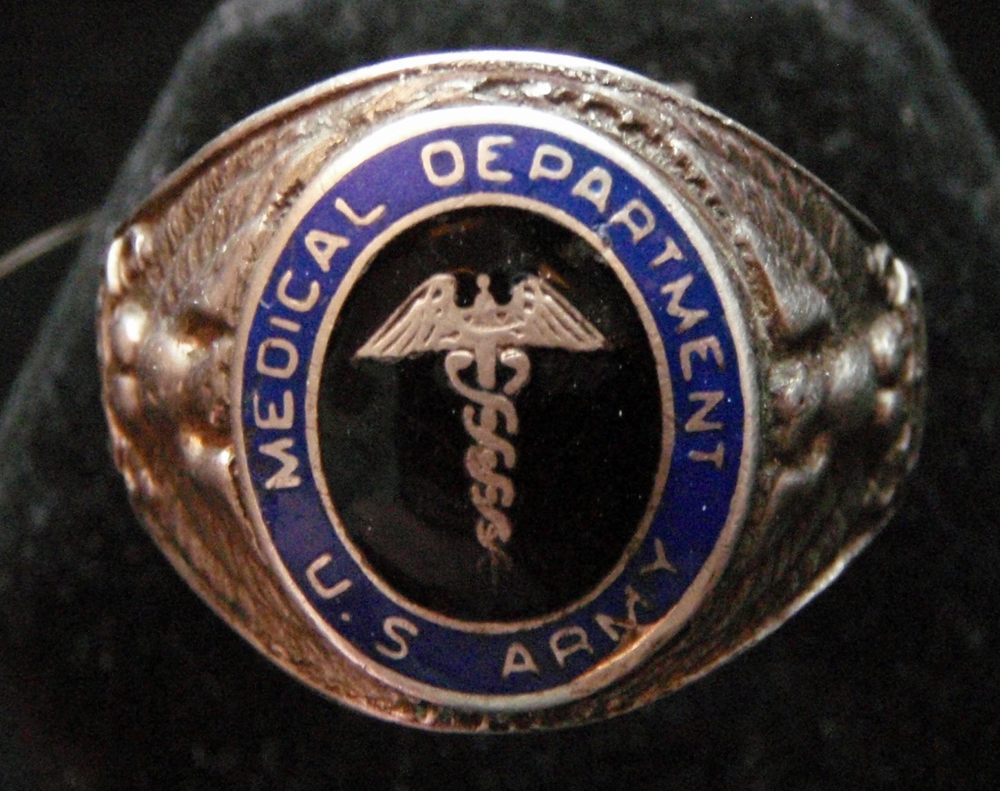 Кольцо военнослужащего медицинского департамента, изготовленное с применением цветной горячей эмали.