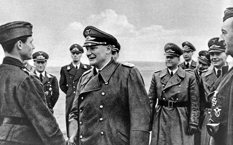 Герман Геринг награждает пилота Ганса Юргена за разгром конвоя PQ-17. 1941 г.