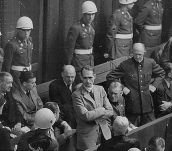 Рудольф Гесс на Нюрнбергском процессе. 1946 г.