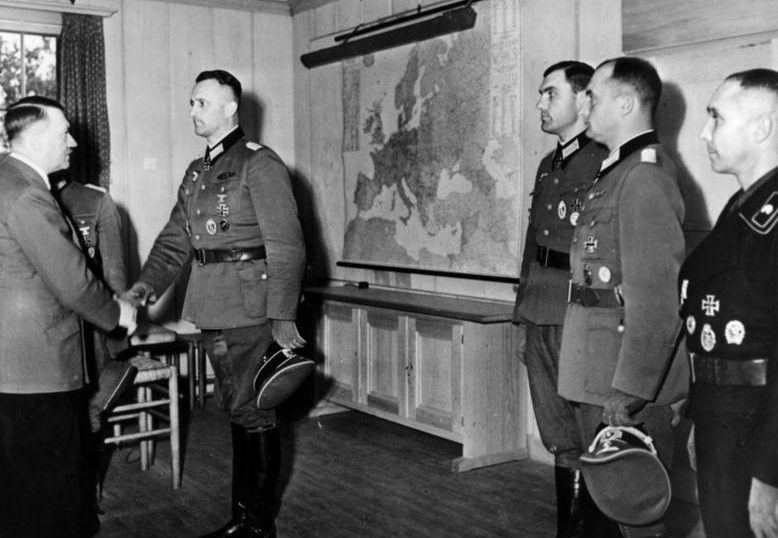 Адольф Гитлер награждает Рыцарским крестом Пауля Шульца, Уолтера Лэнга, Гюнтер Папе и Франца Bäke. 1943 г. 