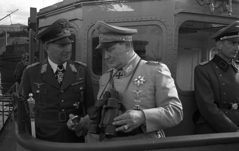 Герман Геринг и Бруно Лёрцер на военном катере. 1942 г.