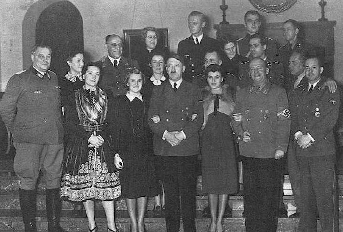 Адольф Гитлер с ближним кругом в день рождения. 1943 г.