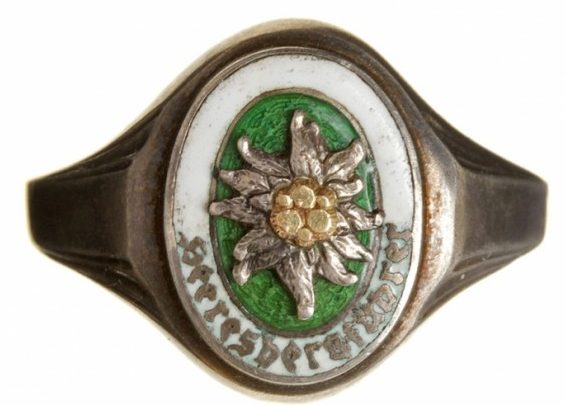 Перстень из серебра 835-ой пробы с изображением знака «Горный проводник» (Heeresbergsfuehrer) выполнен с горячей разноцветной эмали и накладного эдельвейса. 