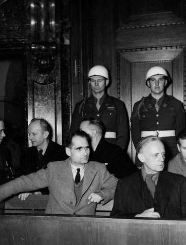 Рудольф Гесс на Нюрнбергском процессе. 1946 г.