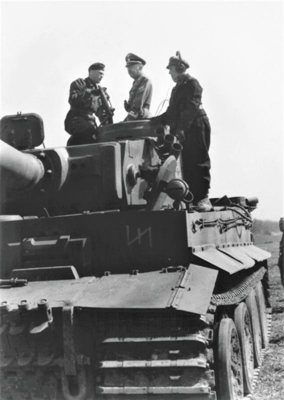 Генрих Гиммлер осматривает танк «Тигр». 1943 г.