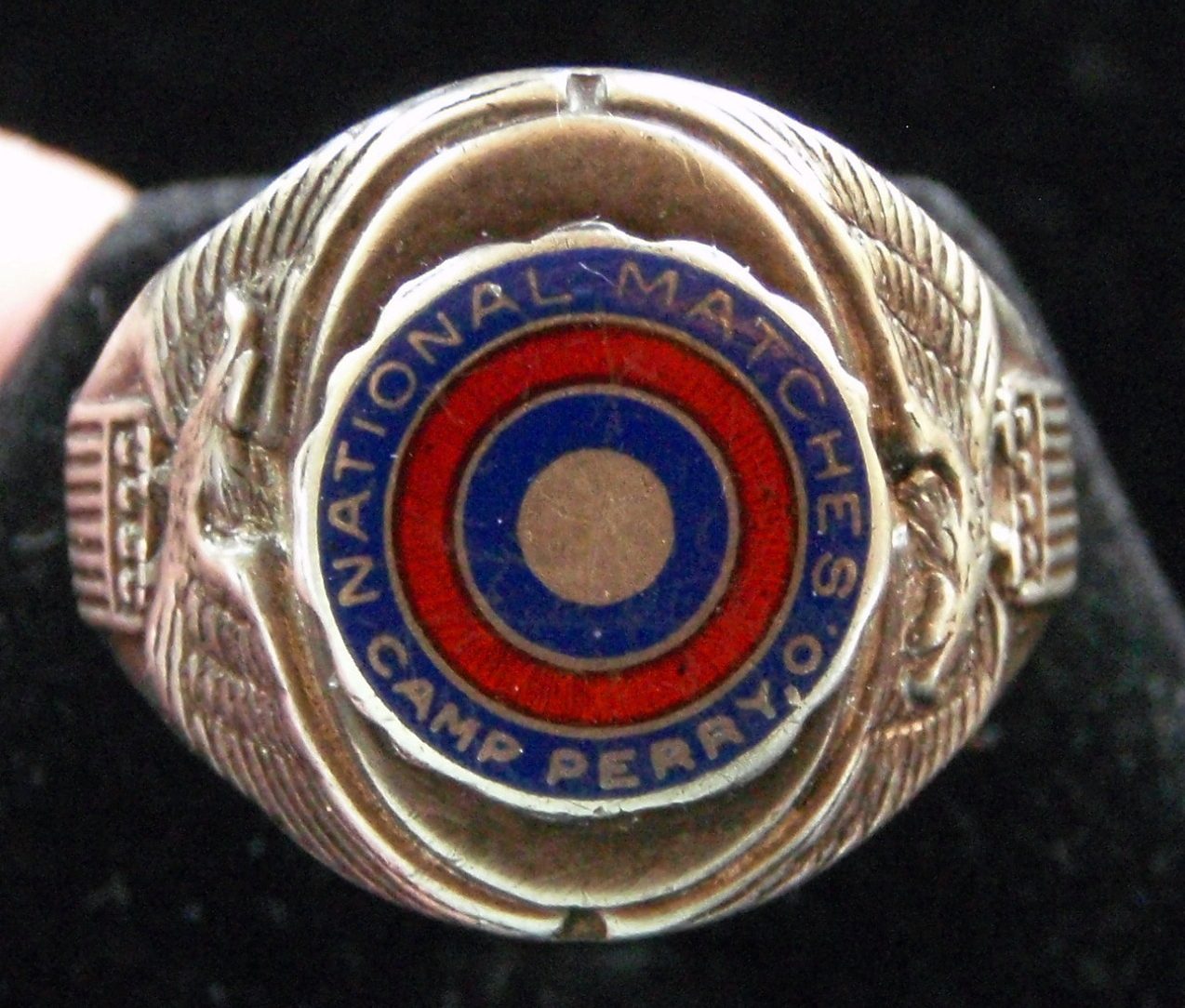 Кольцо выпускника учебного центра Национальной гвардии «Camp Perry», изготовленное с применением цветной эмали.