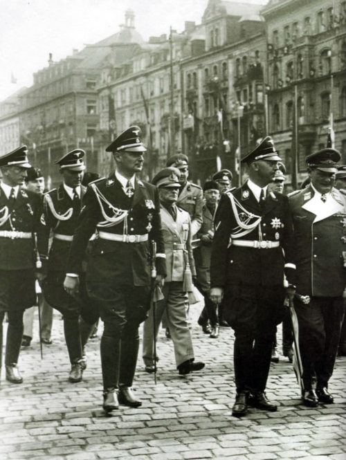 Карл Вольф сопровождает Генриха Гиммлера во время демонстрации. Берлин. 1938 г.