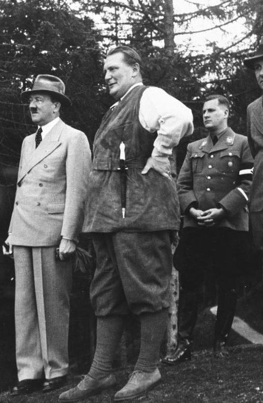 Герман Геринг и Адольф Гитлер.
