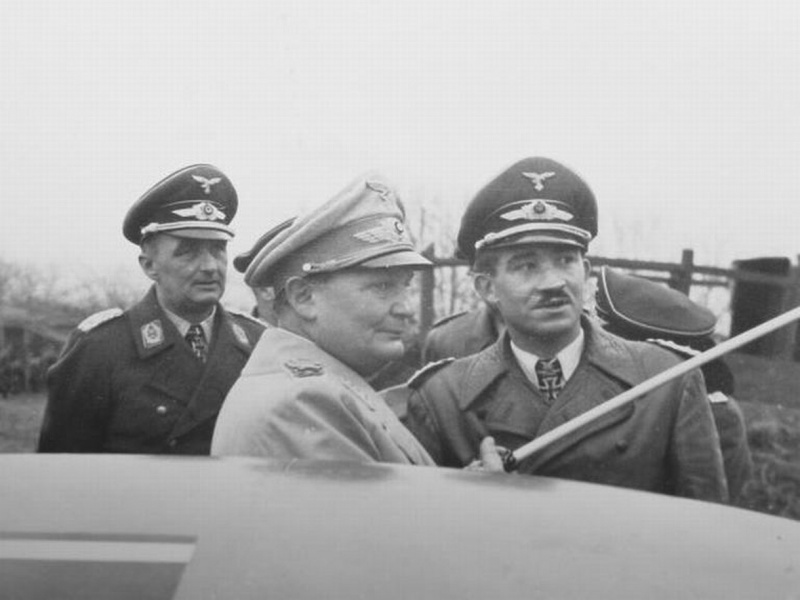 Герман Геринг и Адольф Галланд на аэродроме.1942 г.