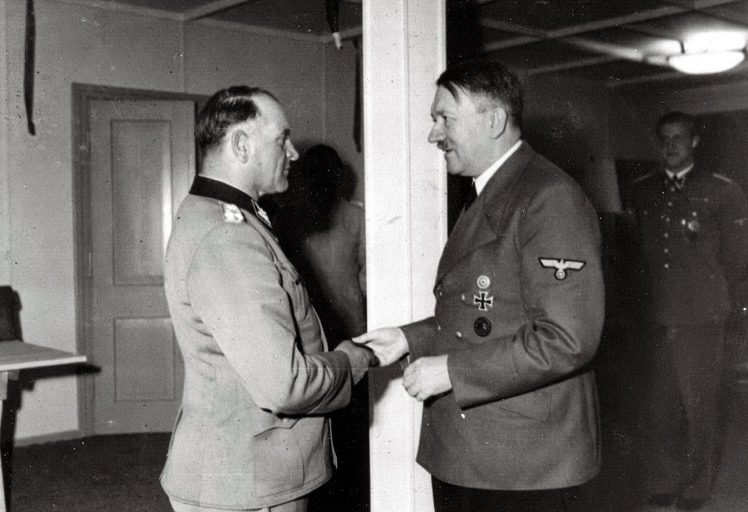 Адольф Гитлер награждает Зеппа Дитриха Бриллиантами к Рыцарскому Кресту с Дубовыми листьями и Мечами. «Вольфшанце». 1944 г.