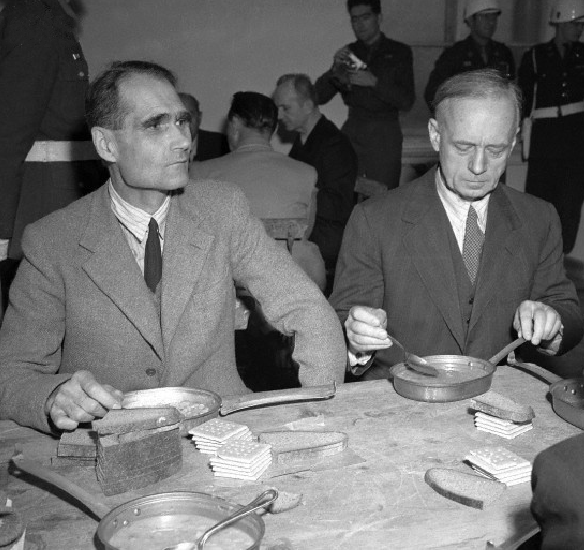 Рудольф Гесс и Иоахим Риббентроп в столовой на Нюрнбергском процессе. 1946 г.