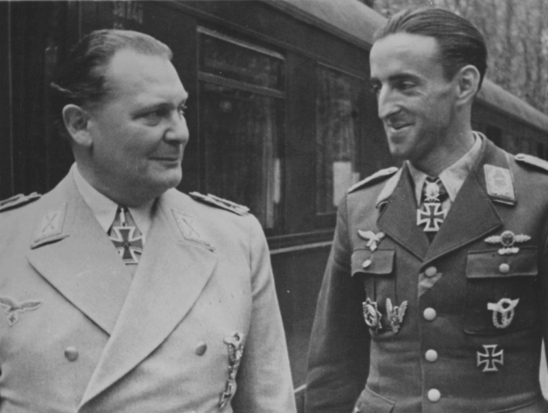 Герман Геринг и майор Герман Граф. 1942 г.