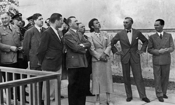 Адольф Гитлер и Адольф Циглер на открытии дома немецкого искусства в Мюнхене. 1937 г. 