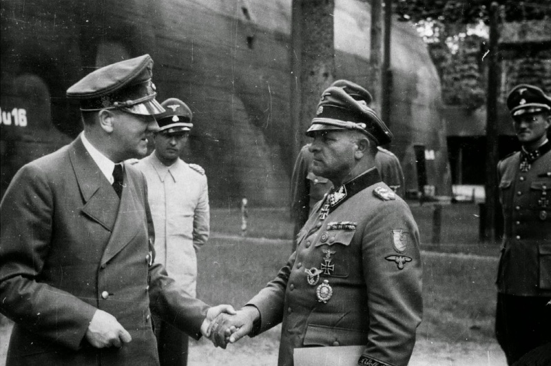 Адольф Гитлер и Зепп Дитрих. Вольфшанце. 1944 г.
