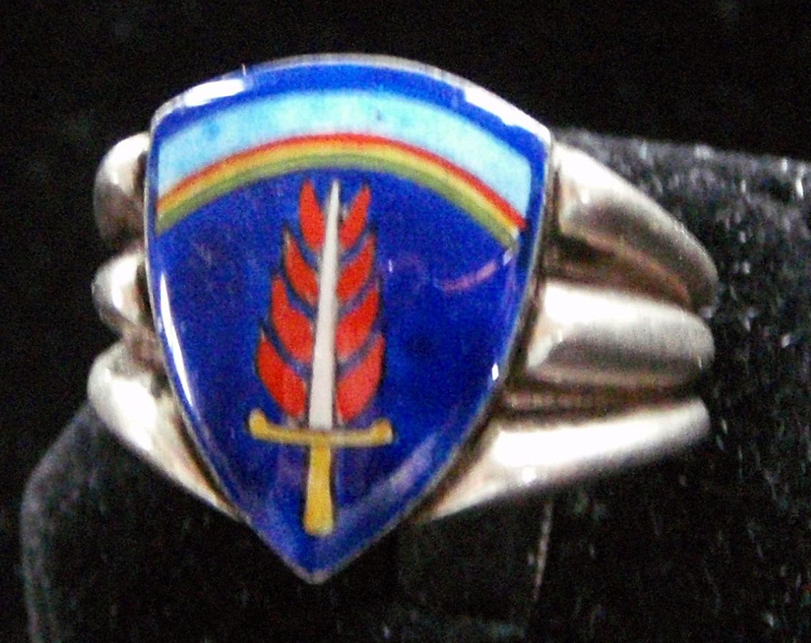 Памятное кольцо «Армия США в Европе», изготовленное с применением цветной эмали.