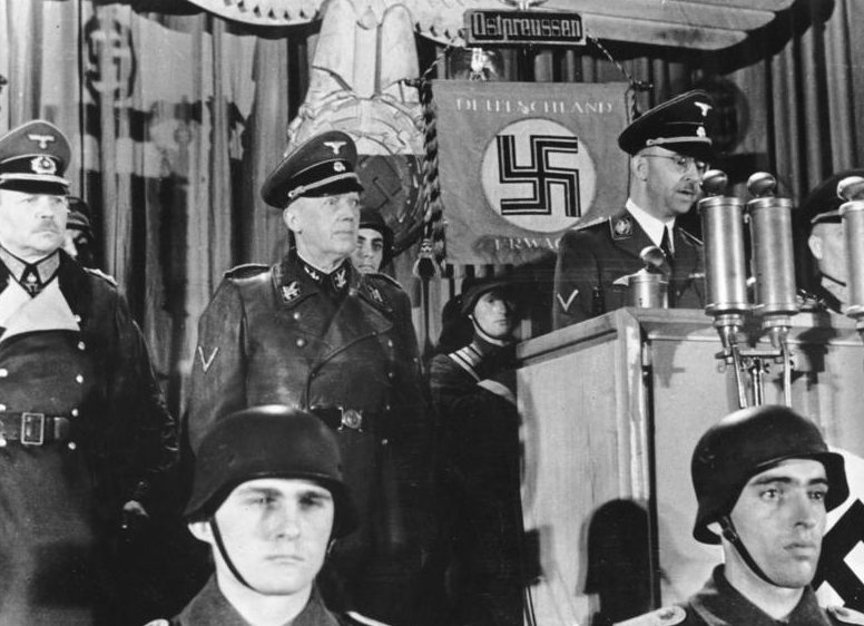 Генрих Гиммлер выступает перед фольксштурмом. 1944 г.