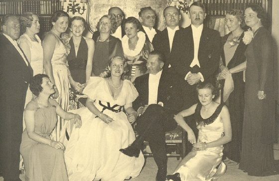 Адольф Гитлер на свадьбе Fritz Schönmann. 1937 г.